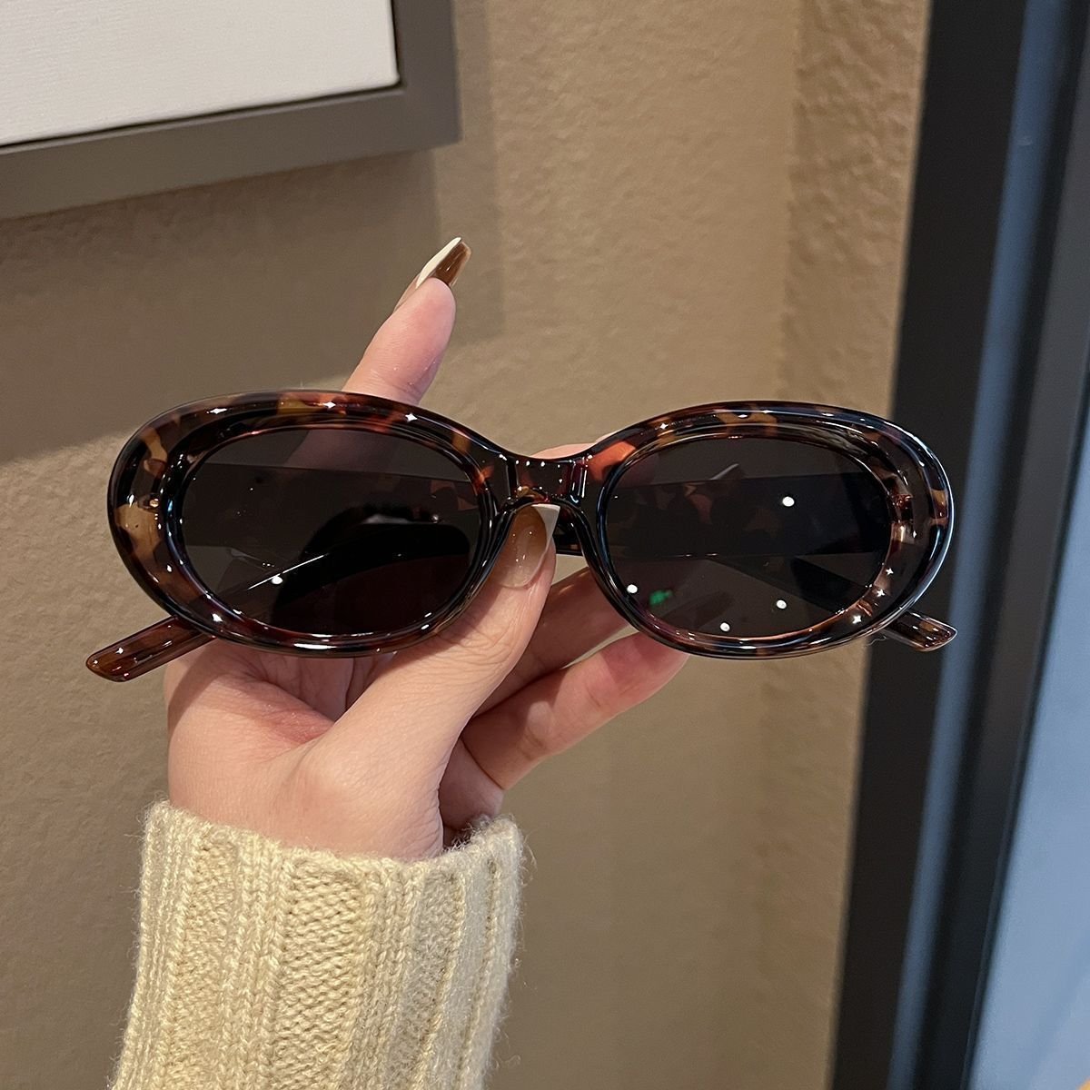 Retro Oval White Frame Cat-Eye Sunglasses | UV400 Face-Slimming Trendy Eyewear for Women O1CN01tXU3eZ267GZo1u3cE 2216310267614 0 Cib